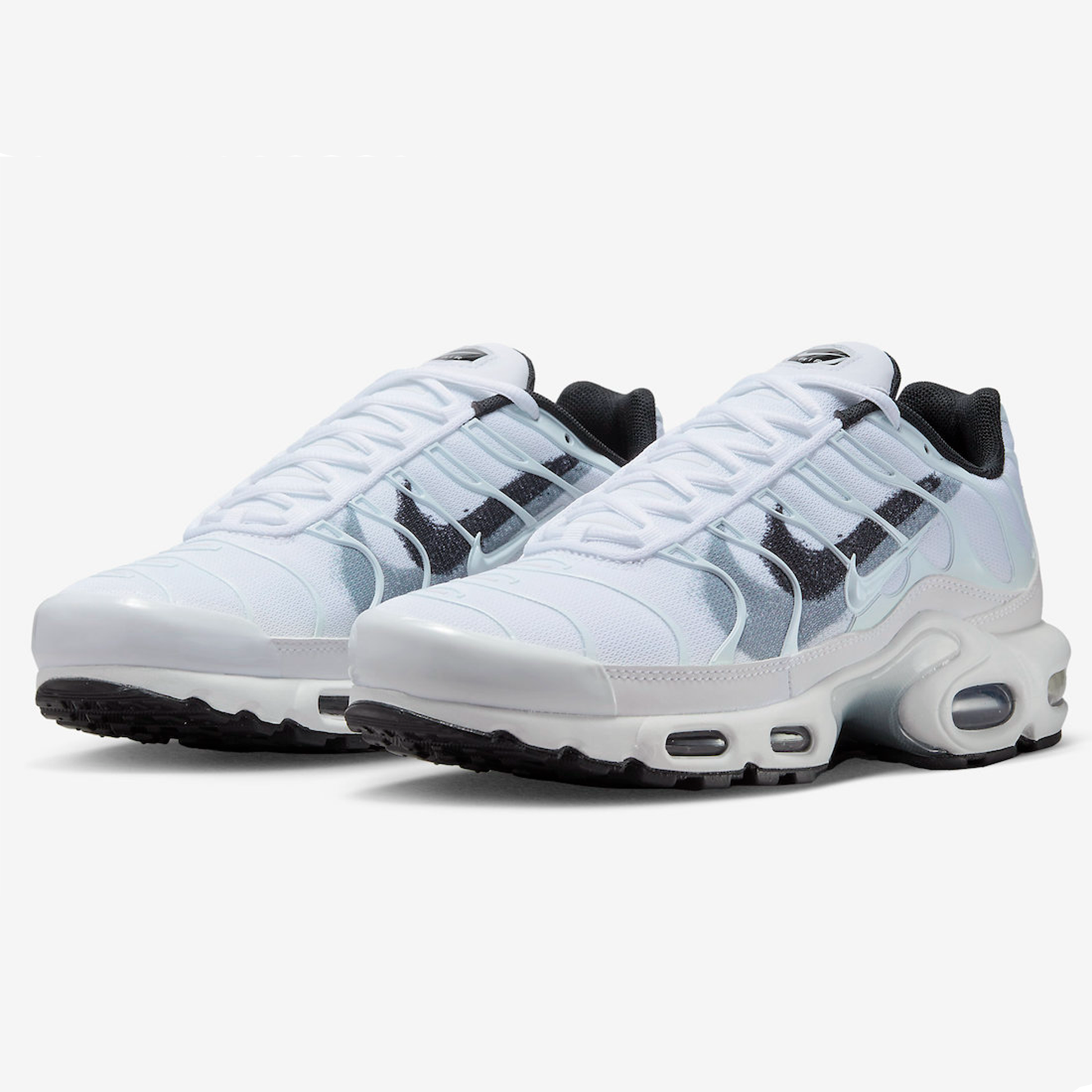 Air max plus spray appears in black and white best sale